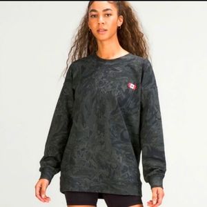 Lululemon team Canada perfectly oversized crew!